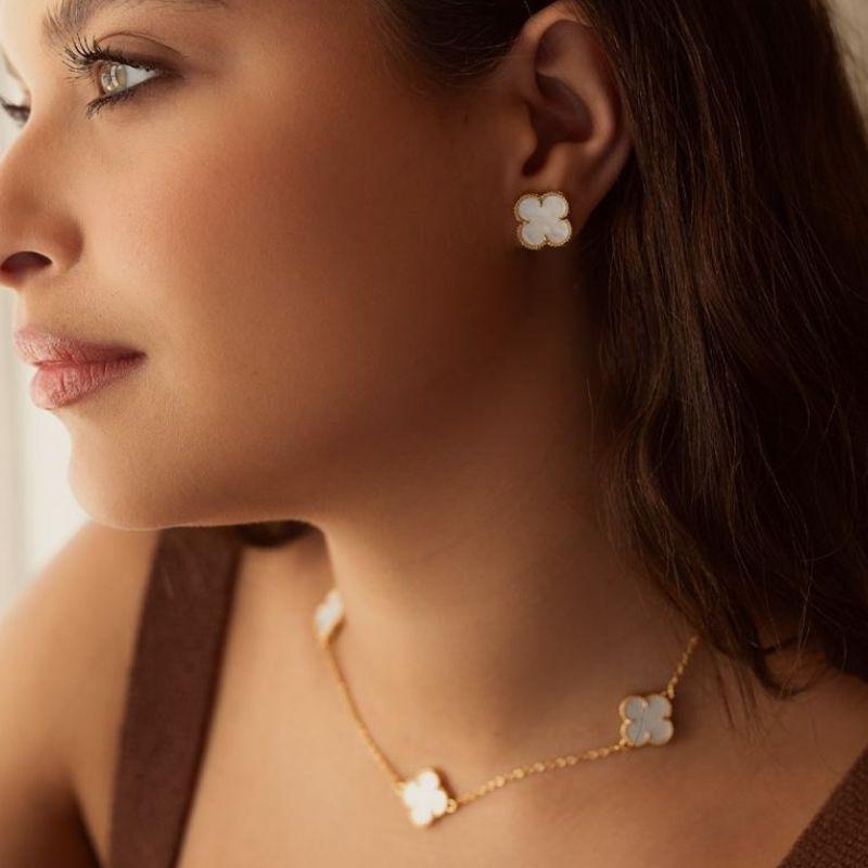 BRINCO TREVO MADREPÉROLA (STYLE)  BANHO DE OURO 18K