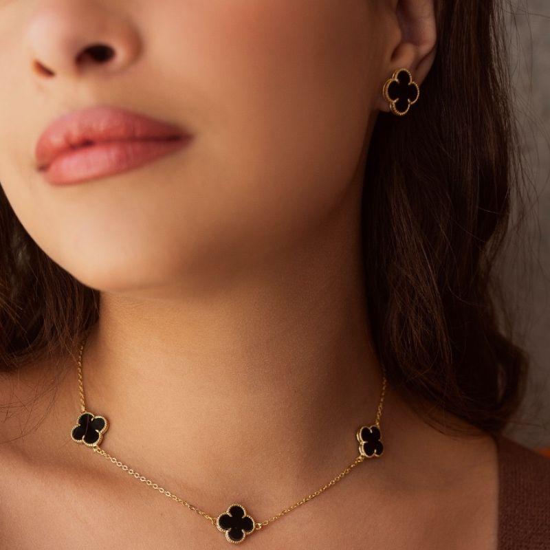 BRINCO TREVO ÔNIX (STYLE)   - BANHO DE OURO 18K