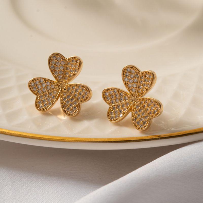 BRINCO TREVO TRÊS PÉTALAS CRAVEJADO - BANHO DE OURO 18K