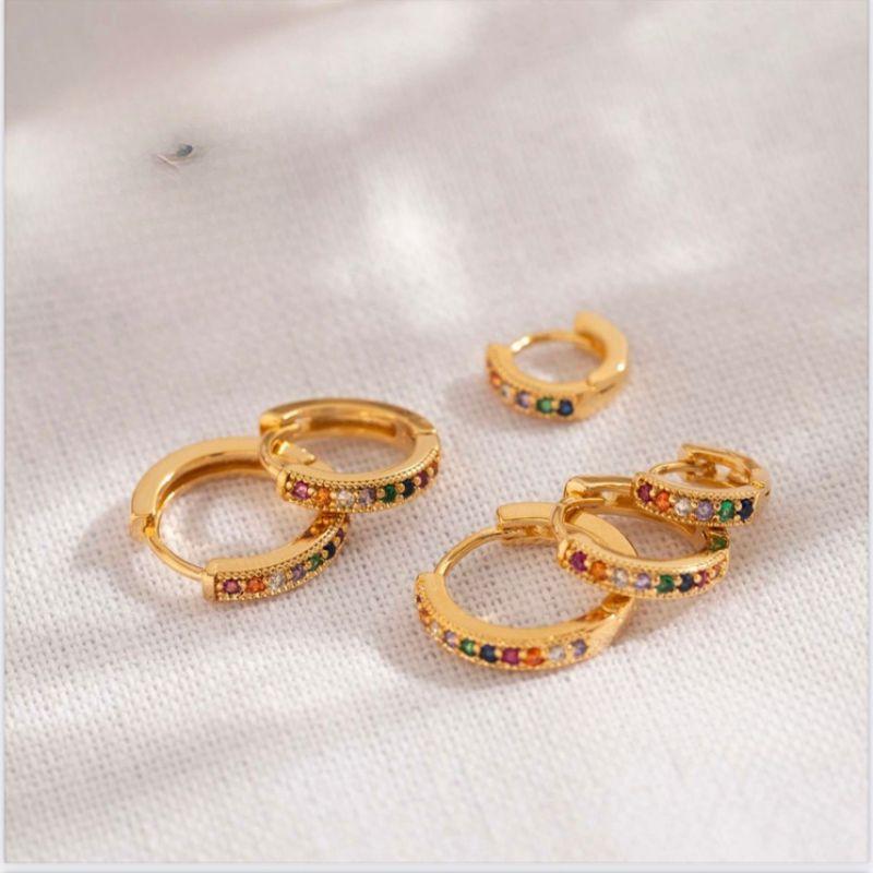 BRINCOS TRIO DE ARGOLAS CRAVEJADAS COLORIDAS  BANHO DE OURO 18K