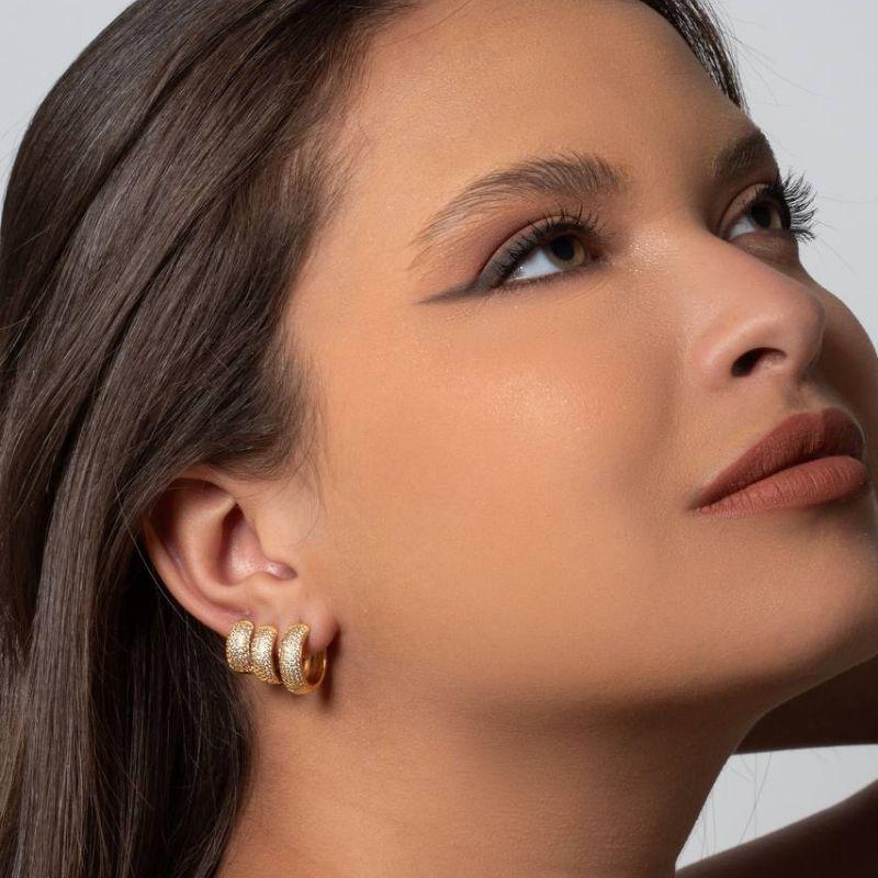 BRINCOS TRIO DE ARGOLAS ABAULADAS CRAVEJADAS - BANHO DE OURO 18K