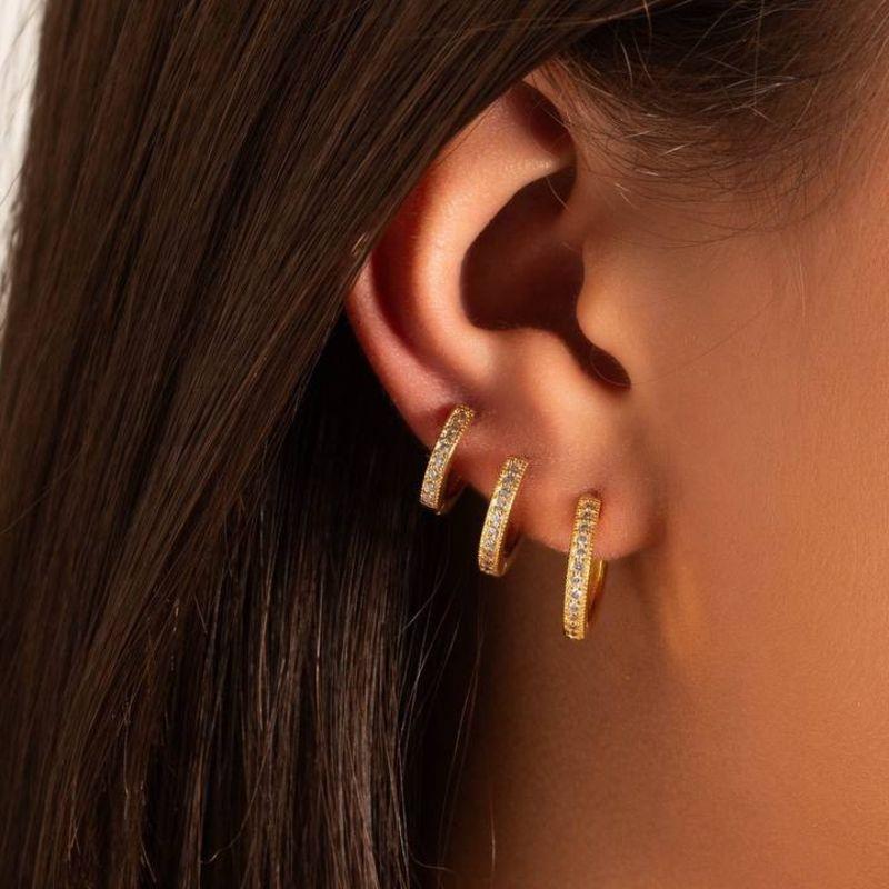 BRINCOS TRIO DE ARGOLAS CRAVEJADAS (FILEIRA ÚNICA)  BANHO DE OURO 18K