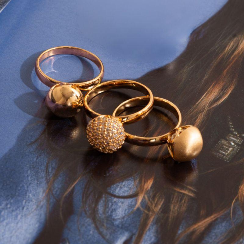 TRIO DE ANÉIS ESFERAS COM TEXTURAS VARIADAS - BANHO DE OURO 18K E MICRO ZIRCÔNIAS