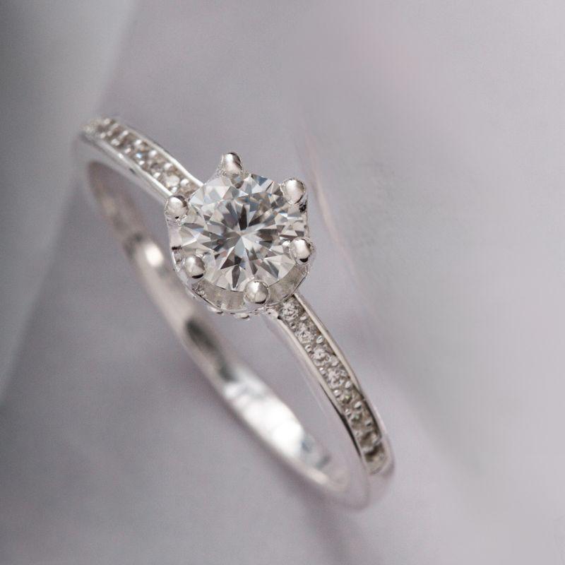 ANEL SOLITÁRIO EM PRATA 925 COM MOISSANITE E ARO CRAVEJADO