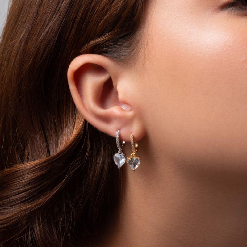 BRINCO ARGOLA ARTICULADA COM PINGENTE CORAÇÃO DE ZIRCÔNIA EM BANHO DE OURO 18K