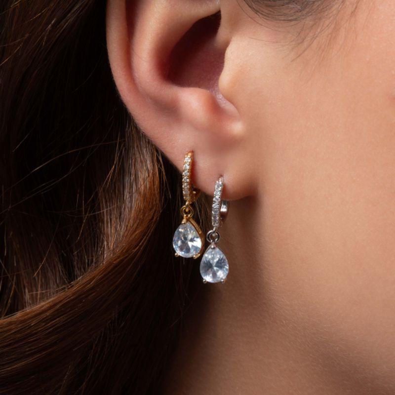 BRINCO ARGOLA ARTICULADA COM PINGENTE GOTA EM ZIRCÔNIA CRISTAL E BANHO DE OURO 18K