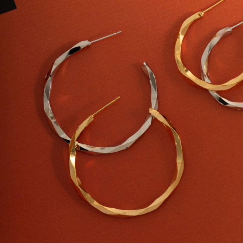 BRINCO ARGOLA TORCIDA FACETADA BANHO OURO 18K