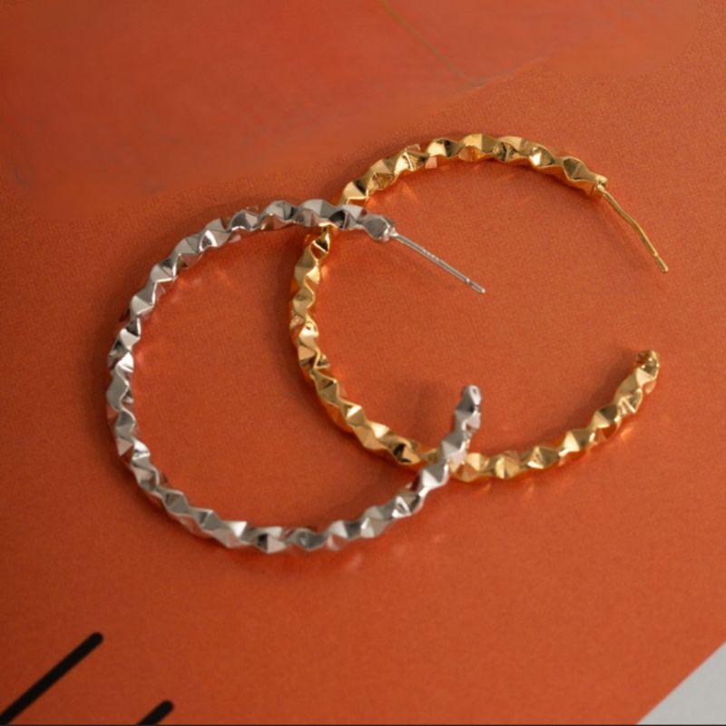 BRINCO ARGOLA TEXTURIZADA FACETADA BANHO OURO 18K