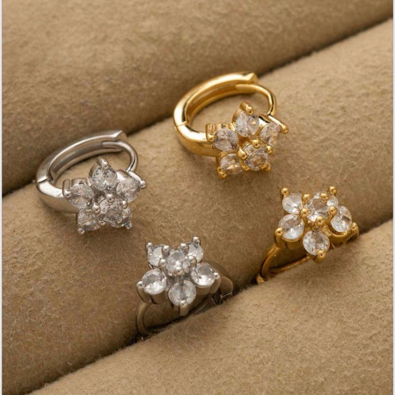 BRINCO ARGOLA HUGGIE MINI FLOR CRAVEJADA EM OURO 18K