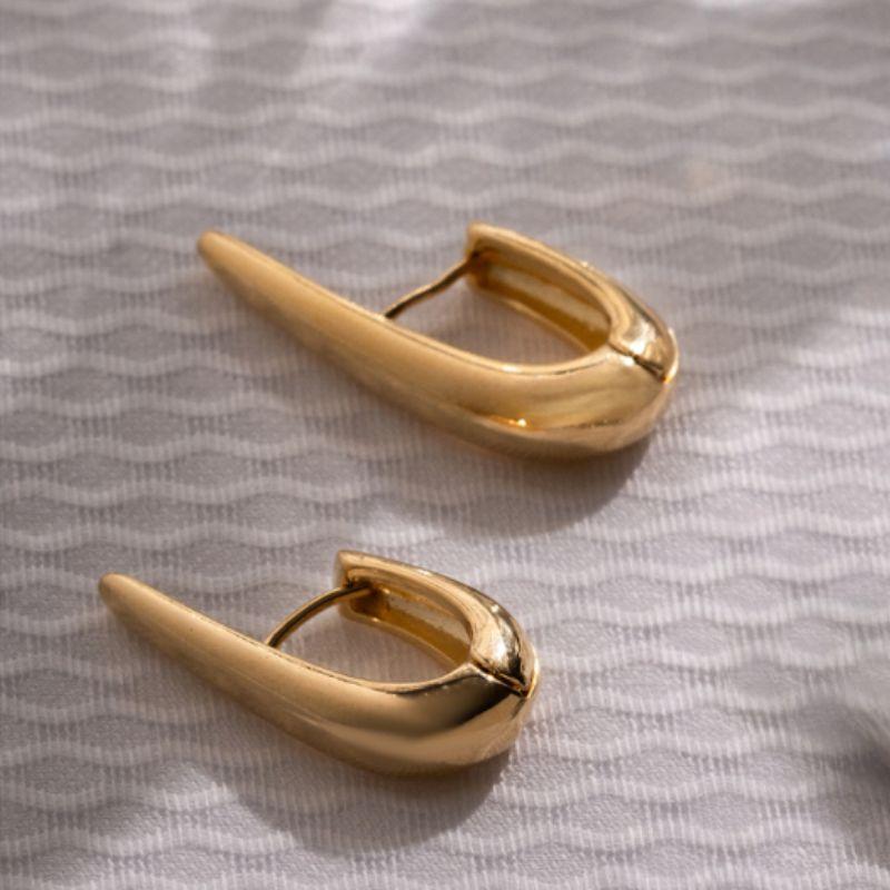 BRINCO ARGOLA GEOMÉTRICA LISA BANHO OURO 18K