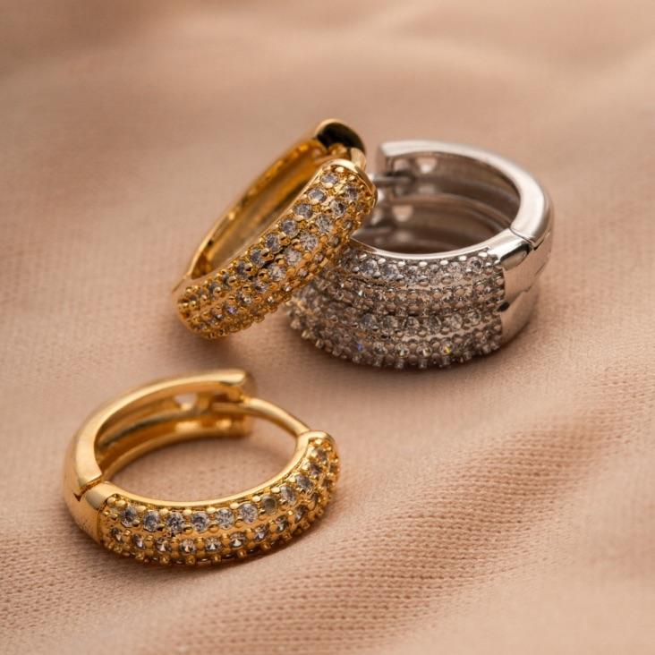 BRINCO ARGOLA HUGGIE CRAVEJADO EM BANHO DE OURO 18K