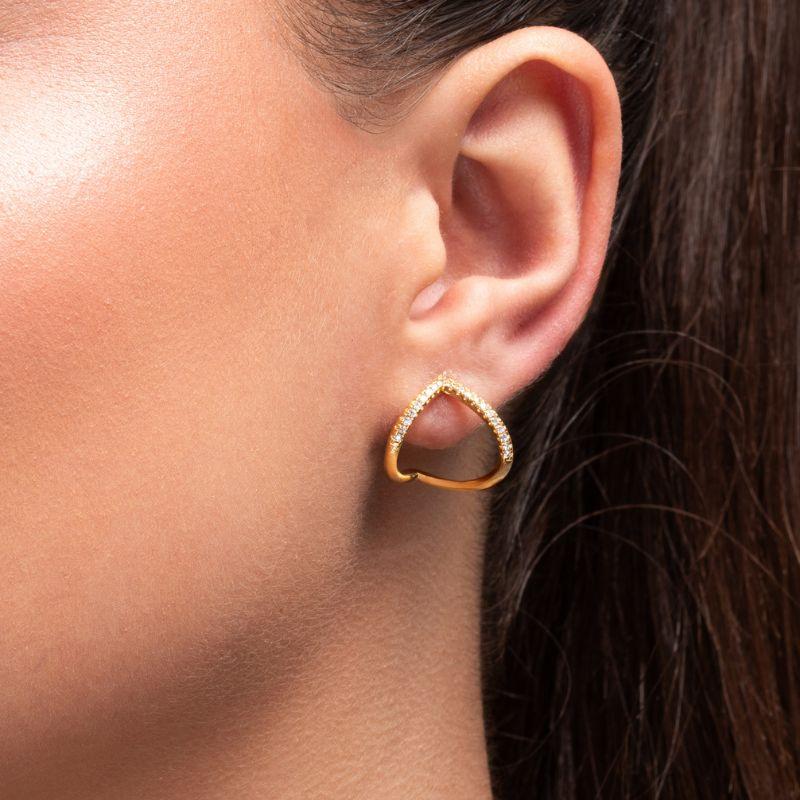 BRINCO ARGOLA TRIÂNGULO COM TOPO CRAVEJADO - BANHO DE OURO 18K