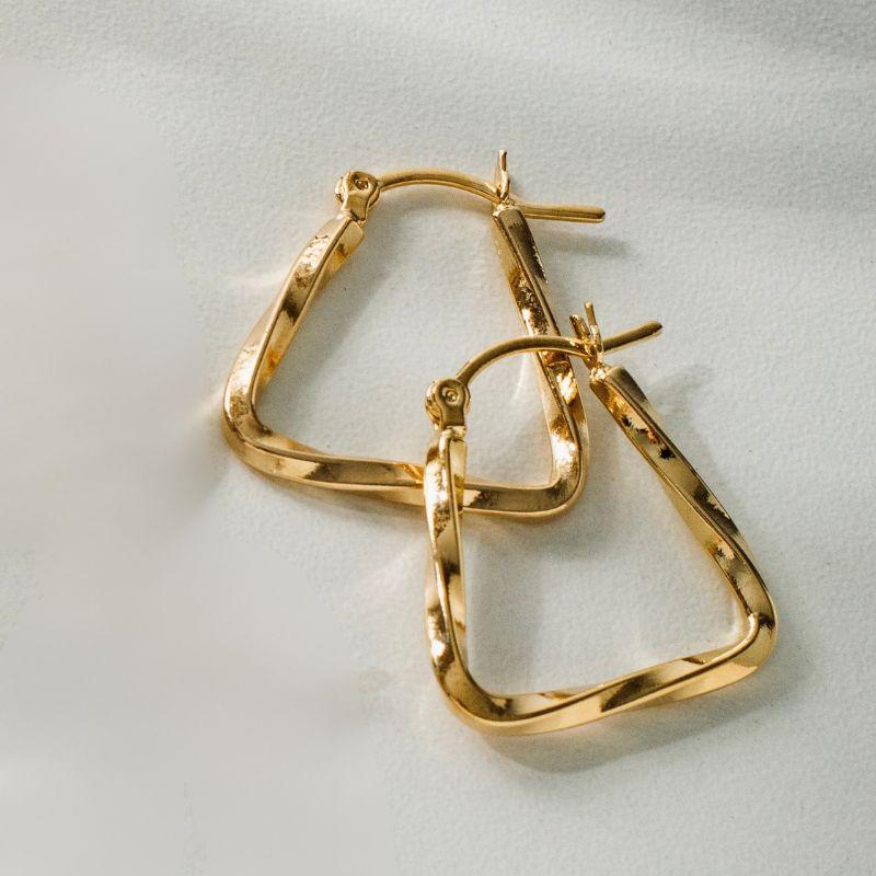 BRINCO ARGOLA TRIÂNGULO TORCIDO - BANHO OURO 18K