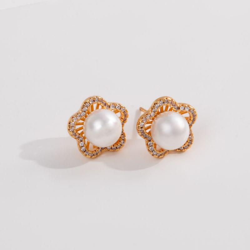 BRINCO FLOR COM PÉROLA E BORDAS CRAVEJADAS EM BANHO DE OURO 18K