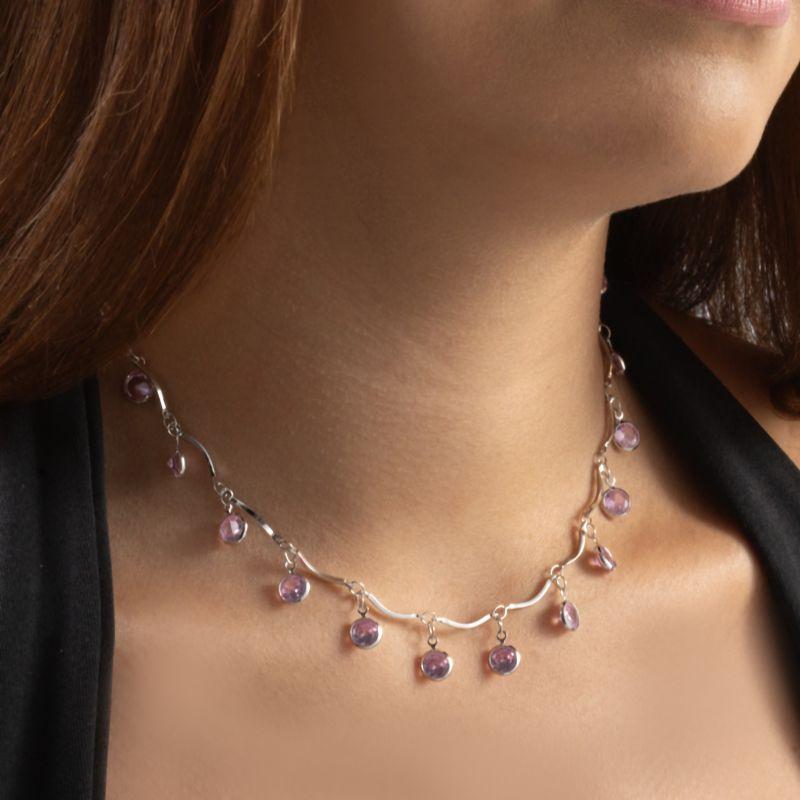 CHOKER RÍGIDA ONDULADA COM PONTOS DE LUZ ROSA EM BANHO DE RÓDIO BRANCO