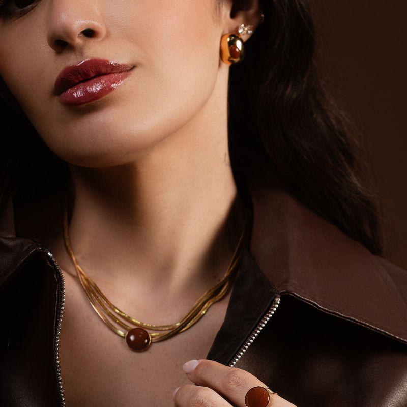 COLAR CHOKER MALHA SNAKE FLAT PINGENTE CABOCHÃO MARROM BANHO OURO 18K