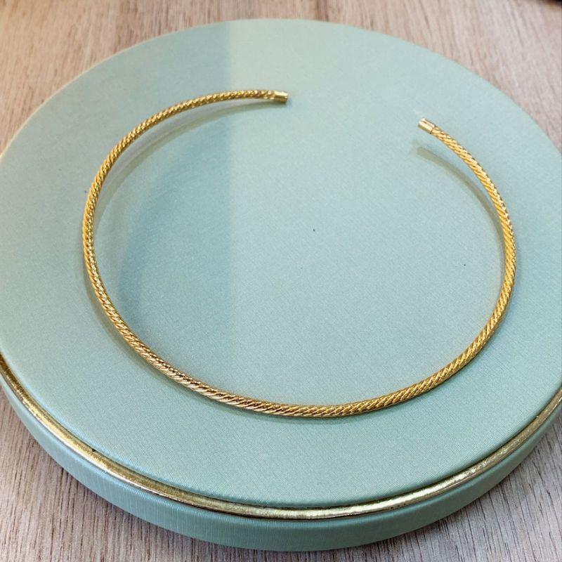 COLAR CHOKER RÍGIDA TEXTURIZADA EM BANHO DE OURO 18K