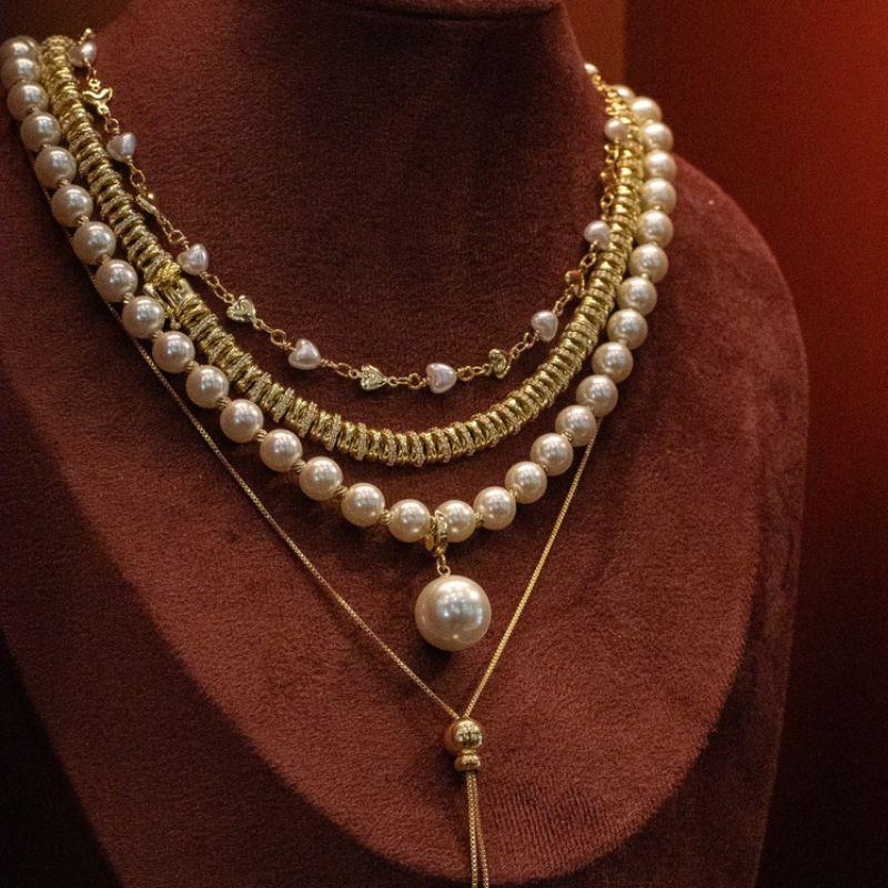 COLAR CHOKER RIVIERA DE PÉROLAS COM PINGENTE SOLITÁRIO -  BANHO DE OURO 18K