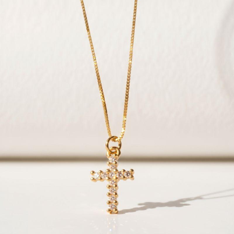 COLAR CRUZ CRAVEJADA PONTILHADA EM BANHO DE OURO 18K