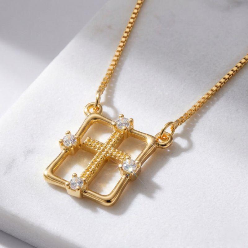 COLAR VENEZIANA COM PINGENTE QUADRADO VAZADO E CRUZ CENTRAL EM BANHO DE OURO 18K