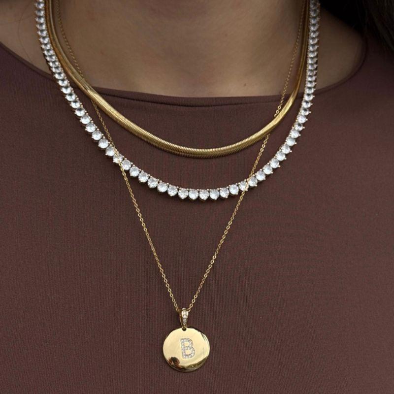 COLAR MEDALHA CIRCULAR INICIAL CRAVEJADA EM BANHO DE OURO 18K