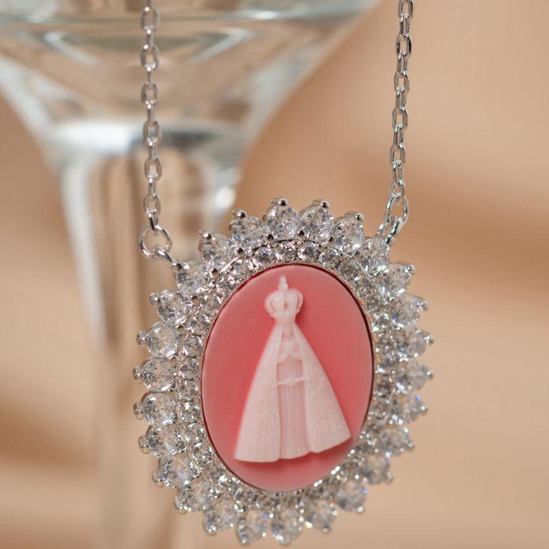 COLAR NOSSA SENHORA APARECIDA EM CAMAFEU ROSA EM BANHO DE RÓDIO BRANCO