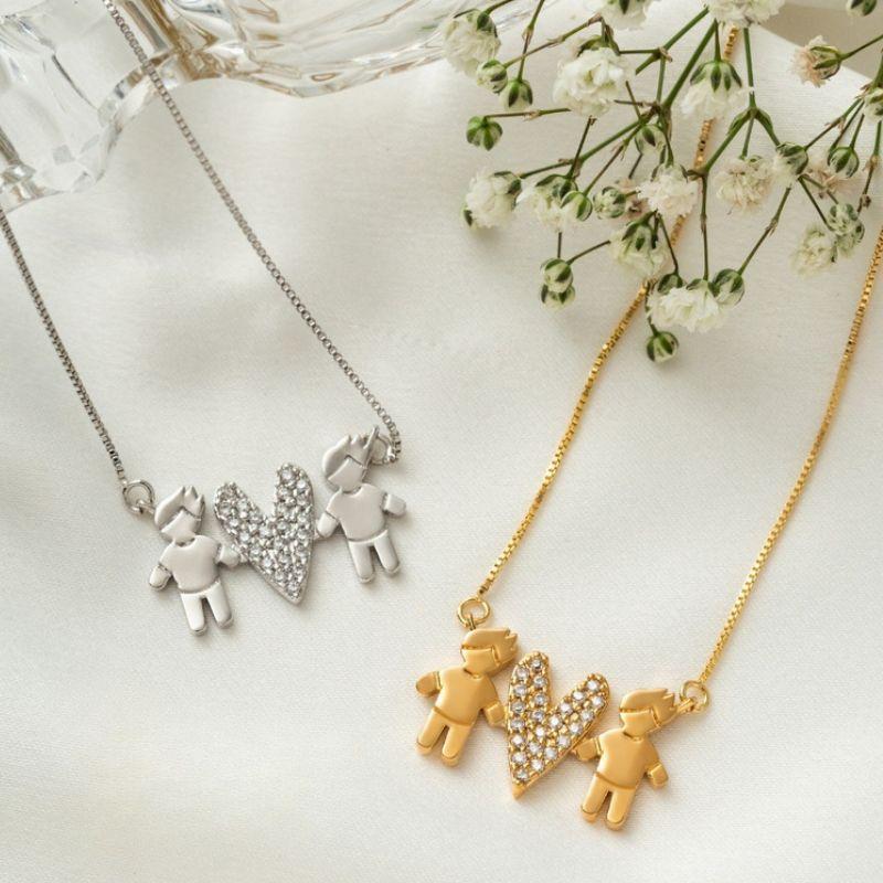 COLAR VENEZIANA COM PINGENTE DOIS MENINOS E CORAÇÃO -  BANHO DE OURO 18K