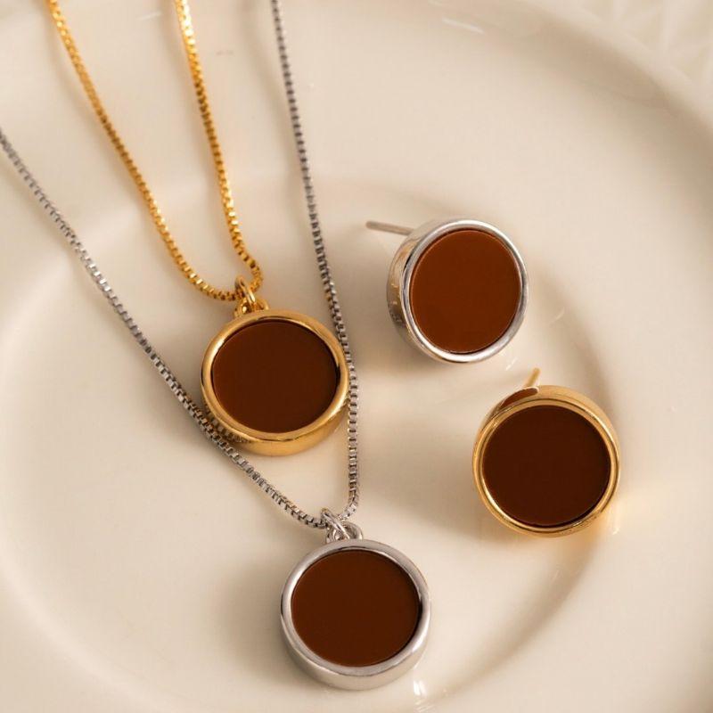 CONJUNTO COLAR E BRINCOS BOTÃO MARROM EM BANHO DE OURO 18K