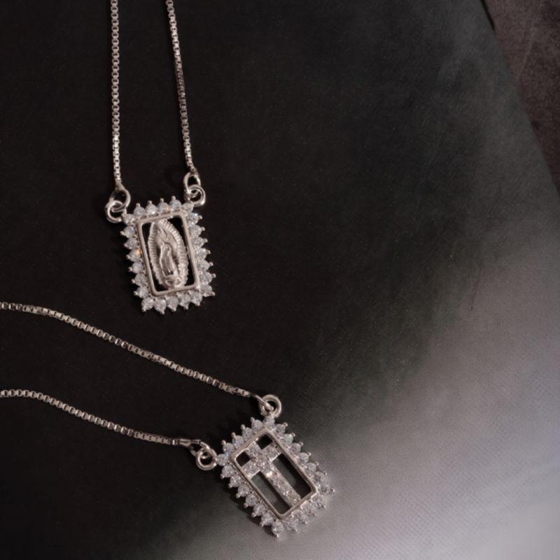 ESCAPULÁRIO NOSSA SENHORA DE GUADALUPE E CRUZ CRAVEJADAEM BANHO DE RÓDIO BRANCO