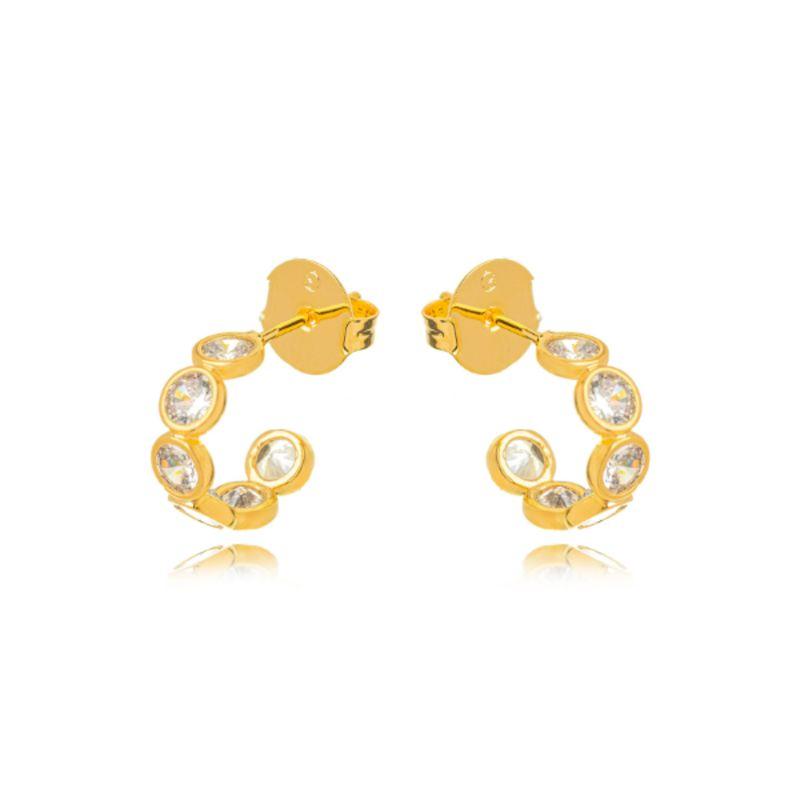 MEIA ARGOLA CRAVEJADA COM ZIRCÔNIAS EM BEZEL BANHO DE OURO 18K