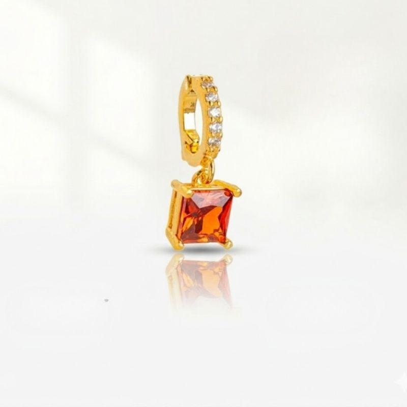 PINGENTE QUADRADO CRISTAL RUBI COM ARGOLA CRAVEJADA BANHO DE OURO 18K