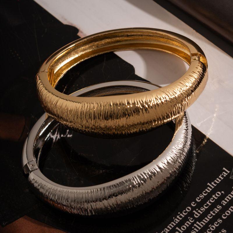 PULSEIRA BRACELETE BOLD RIDGE: TEXTURA ESCULPIDA BANHADO A OURO 18K