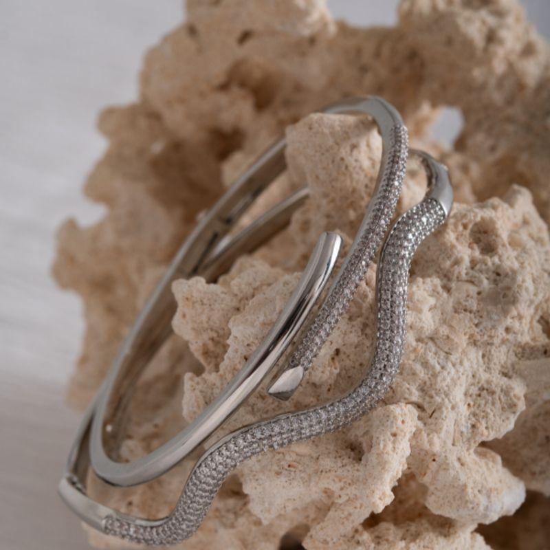 PULSEIRA BRACELETE CROSSOVER PAVÊ: DESIGN TRANSPASSADO EM RÓDIO BRANCO