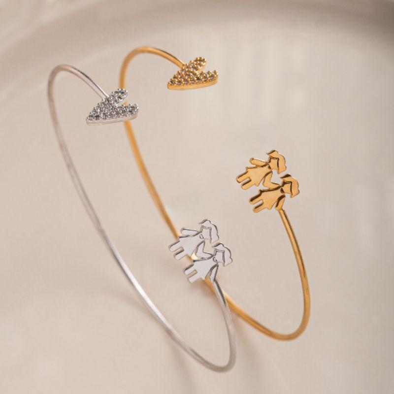 PULSEIRA BRACELETE RÍGIDO DUAS MENINAS E CORAÇÃO CRAVEJADO - BANHO OURO 18K