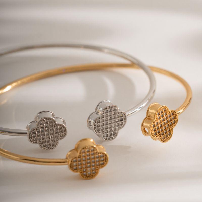 PULSEIRA BRACELETE RÍGIDO TREVO CRAVEJADO EM BANHO DE OURO 18K