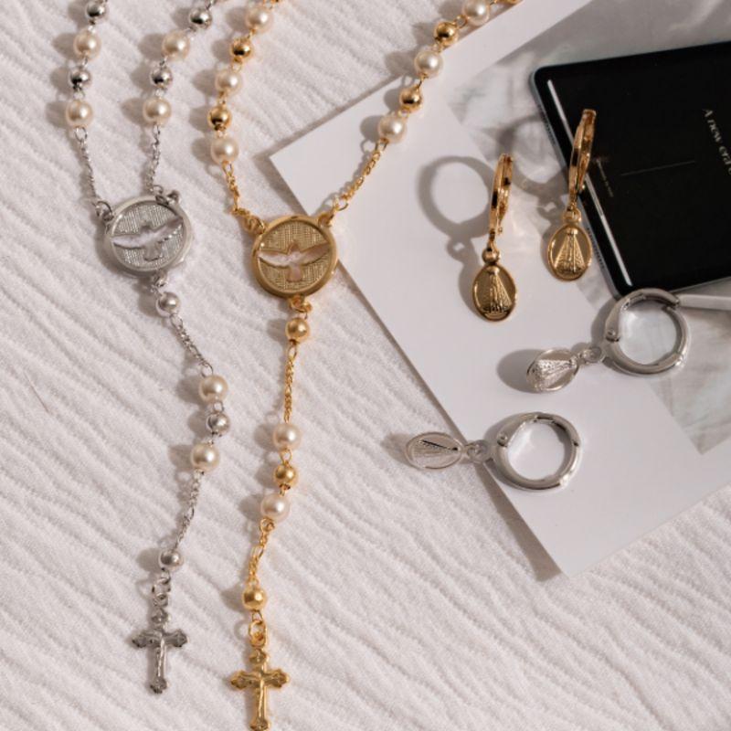 TERÇO COM PÉROLAS E MEDALHA ESPÍRITO SANTO EM BANHO DE OURO 18K