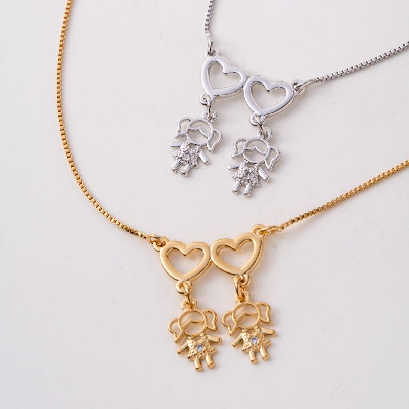 COLAR VENEZIANA COM DOIS PINGENTES DE MENINAS E CORAÇÕES EM BANHO DE OURO 18K