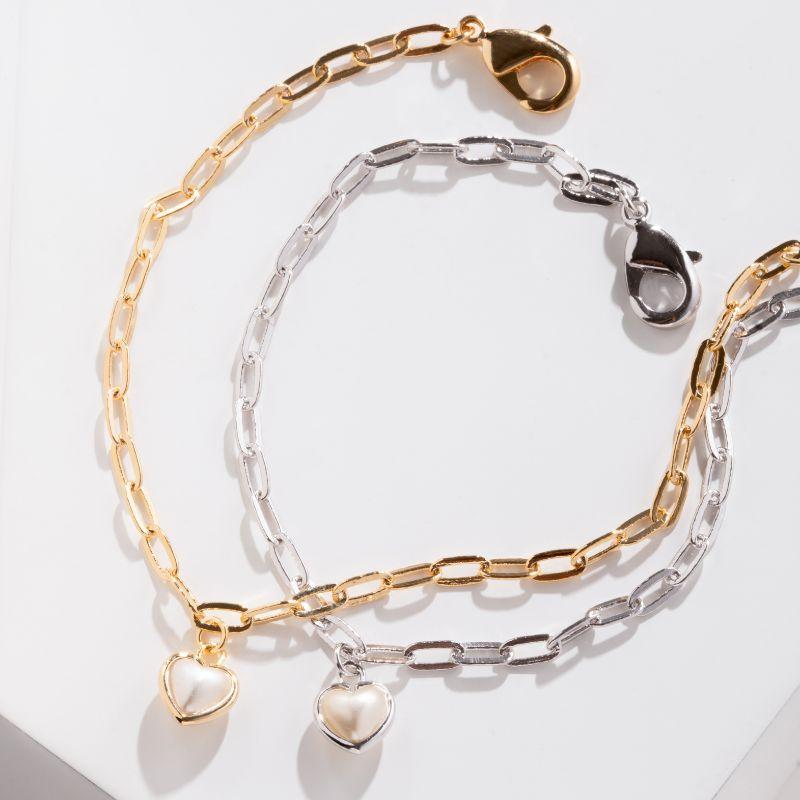 PULSEIRA ELO CARTIER COM PINGENTE DE CORAÇÃO PEROLADO EM BANHO DE OURO 18K